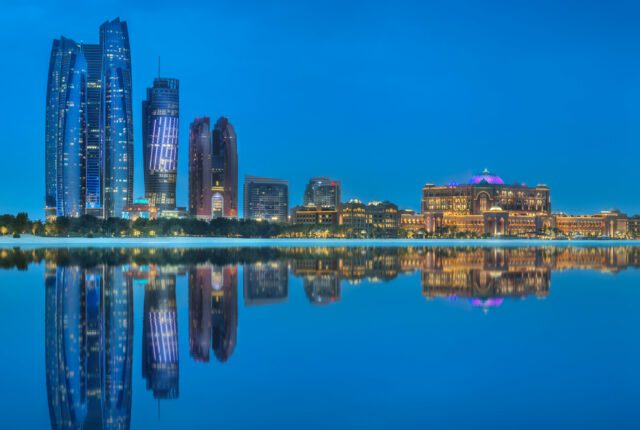 Widok na Abu Dhabi w ZEA o zachodzie słoca