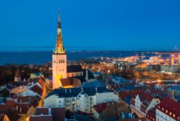 Widok z drona na historyczne centrum Tallina
