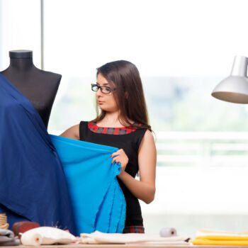 Kobieta krawcowa pracująca nad nowymi ubraniami