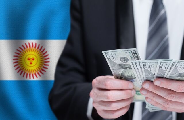 flaga Argentyny i biznesmen liczący pieniądze