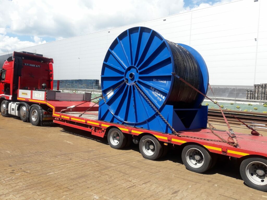 large ZEP-type balance/tail rope in road transport - low-riding lorry