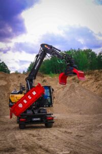 RCM PK2 – trailer with an excavator hitch, remote-controlled steering drawbar, three-way tipping, and a hydraulic sidebo