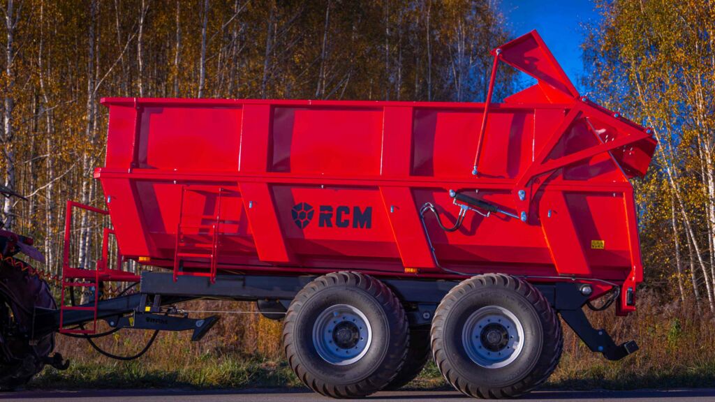 Heavy-duty tipper with hydraulic rear flap and optional raised sides for up to 18 m³ capacity – ideal for stones, rubble