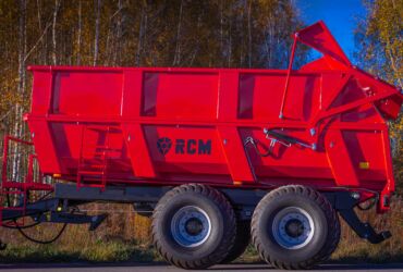 Heavy-duty tipper with hydraulic rear flap and optional raised sides for up to 18 m³ capacity – ideal for stones, rubble