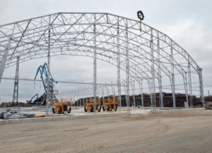 Steel hall for industrial use with durable structure, large access doors, and fast installation capability.