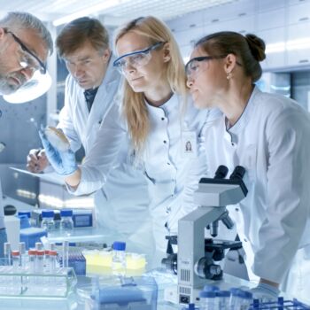 zdjęcie przedstawia pracowników laboratorium przy pracy