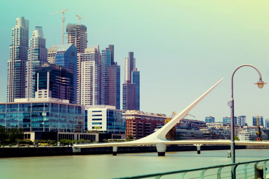 Budynki centrów biznesowych nad rzeką w Buenos Aires w Argentynie
