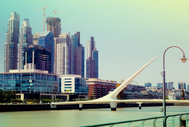Budynki centrów biznesowych nad rzeką w Buenos Aires w Argentynie