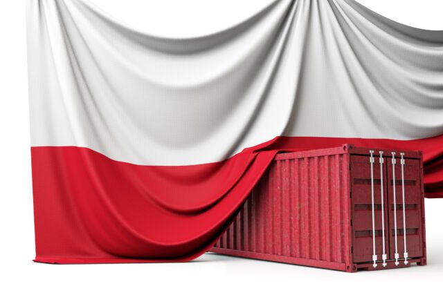 Flaga Polski rozwieszona nad kontenerem handlowym