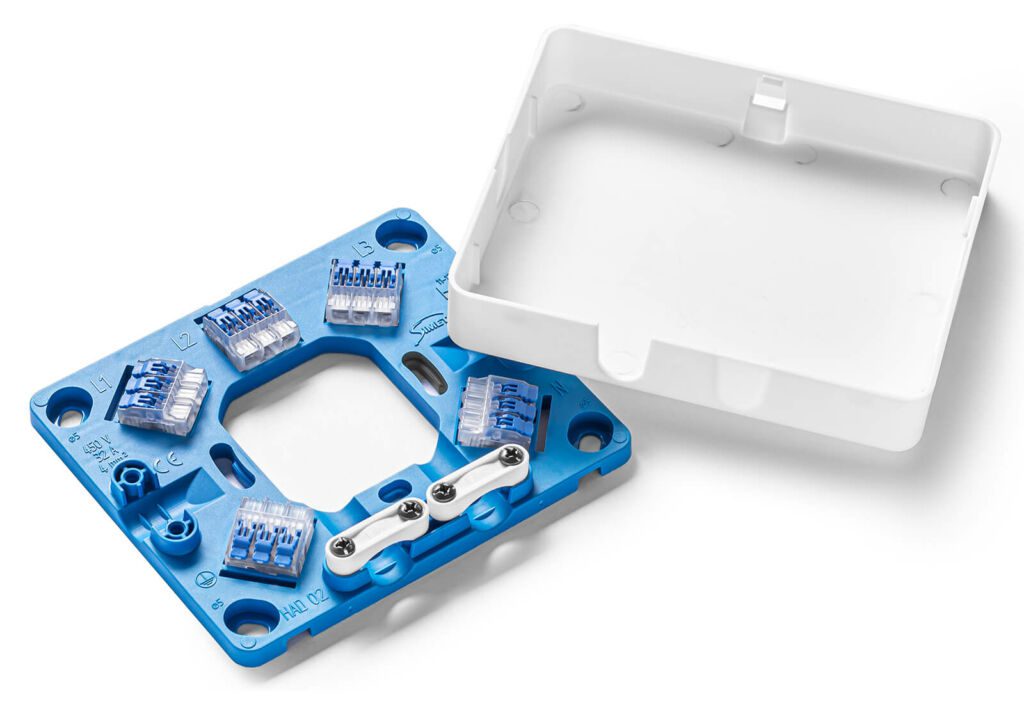 Junction box designed for kitchen fittings and other household appliances is equipped with: 5 SCL3 wire connectors up to