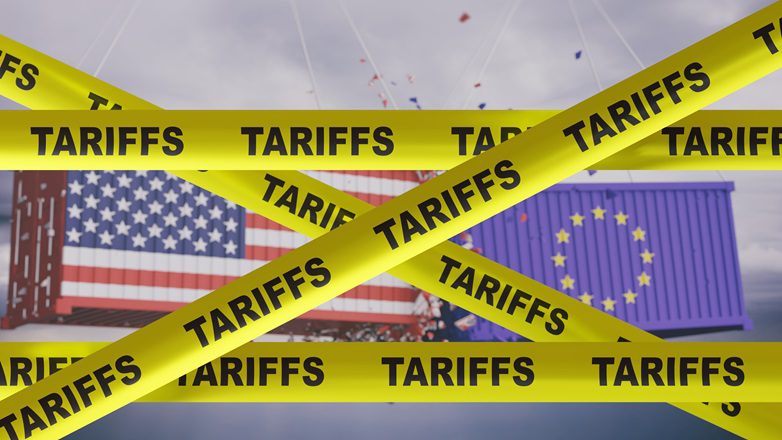 flaga USA i UE z taśmami taryfy celne