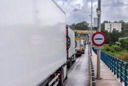 kolejka tirów na granicy