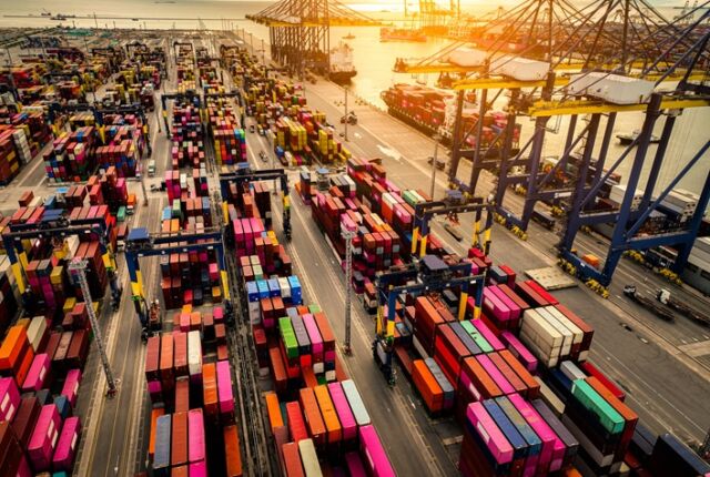 loading containers at the port