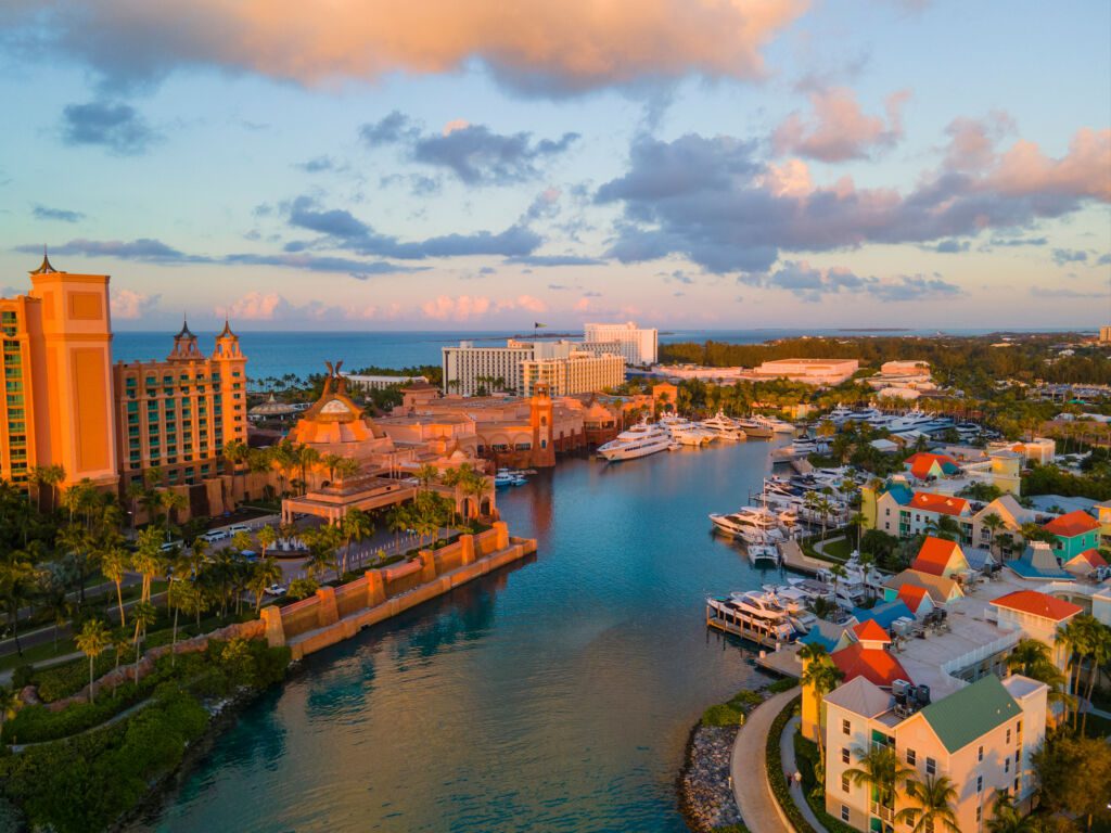 Widok z lotu ptaka na wille w porcie Nassau na Bahamach