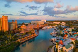 Widok z lotu ptaka na wille w porcie Nassau na Bahamach