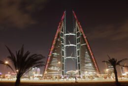 Bahrain World Trade Center wieżowiec w nocy. Manama, Bliski Wschód