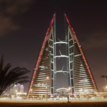Bahrain World Trade Center wieżowiec w nocy. Manama, Bliski Wschód