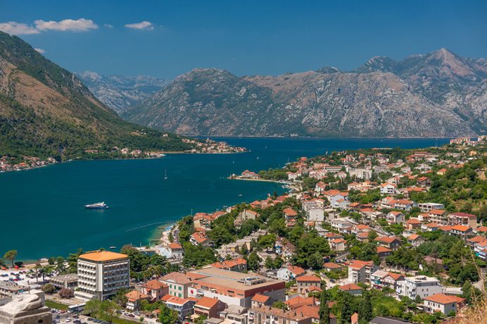 widok na zatoke, góry i domy