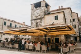 Bałkańska spokojna okolica i ludzie w restauracji