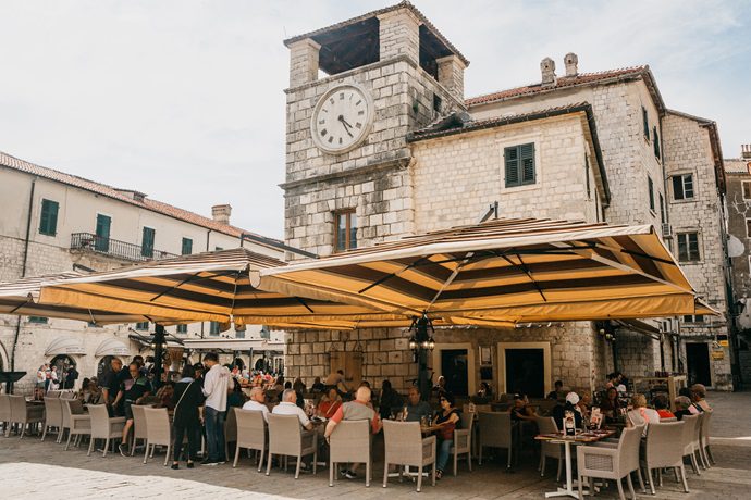 Bałkańska spokojna okolica i ludzie w restauracji