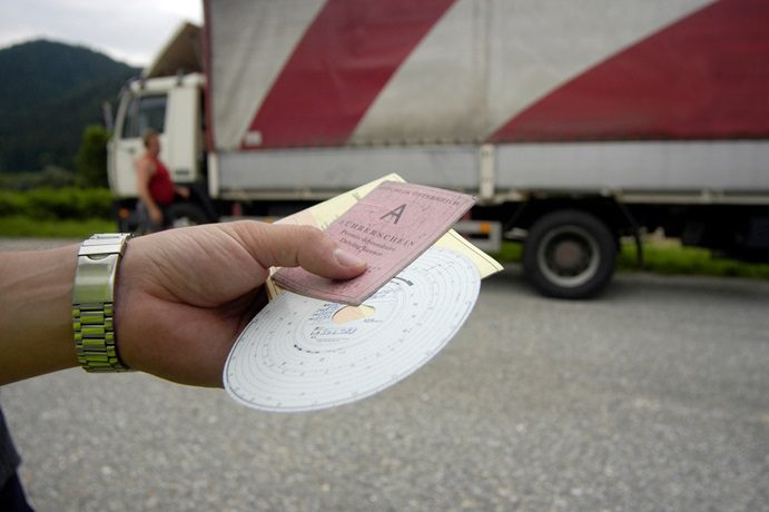 tir i osoba sprawdzająca dokumenty