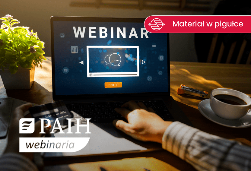 laptp na biurku i napis webinar