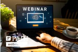 reka na laptopie i napis webinarium PAIH