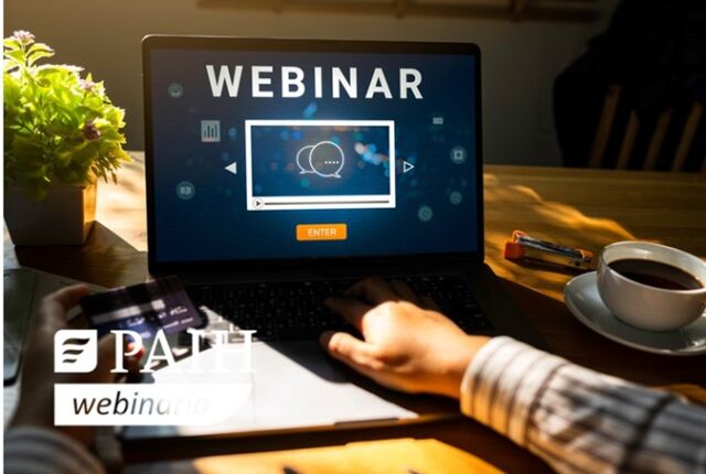 reka na laptopie i napis webinarium PAIH