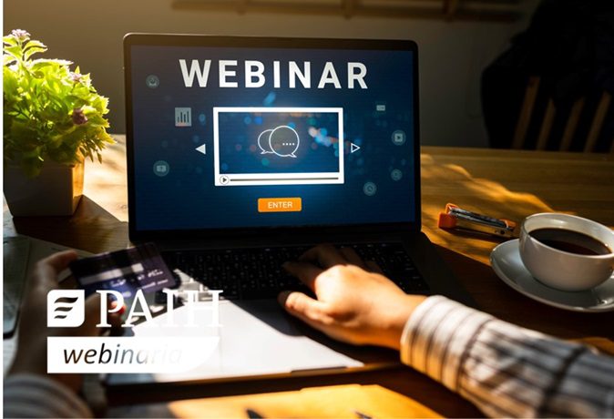 reka na laptopie i napis webinarium PAIH