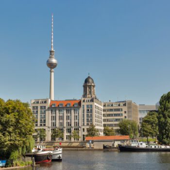 Panorama Berlina z wieżą telewizyjną Judenhof, dziedzińcem żydowskim i statkami na rzece