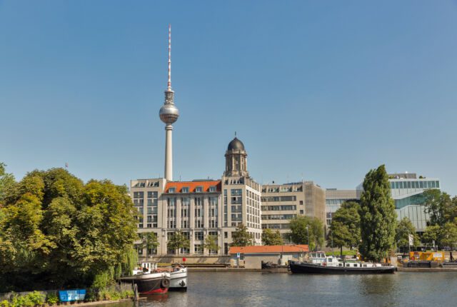 Panorama Berlina z wieżą telewizyjną Judenhof, dziedzińcem żydowskim i statkami na rzece