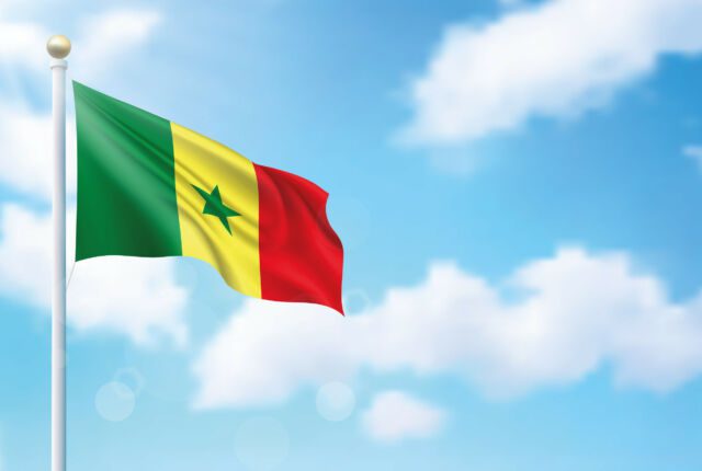 Flaga Senegalu na tle nieba