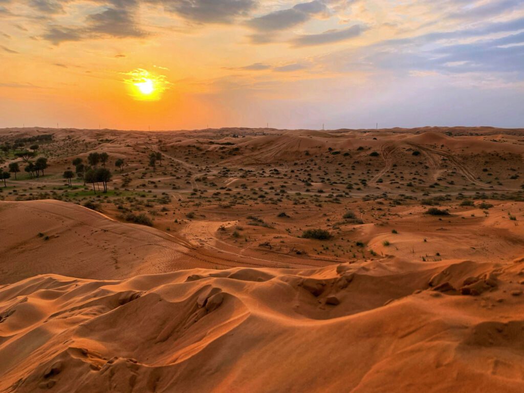 Zachód słońca nad pustynią Sahara w Merzoudze w Maroku