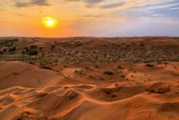 Zachód słońca nad pustynią Sahara w Merzoudze w Maroku