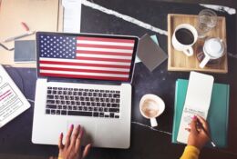 laptop z flagą USA, przybory biurowe
