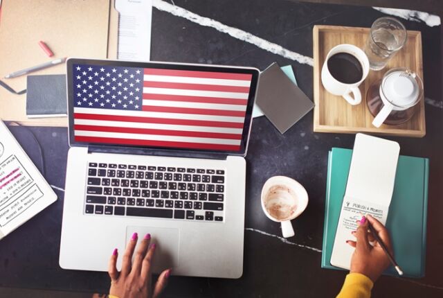 laptop z flagą USA, przybory biurowe