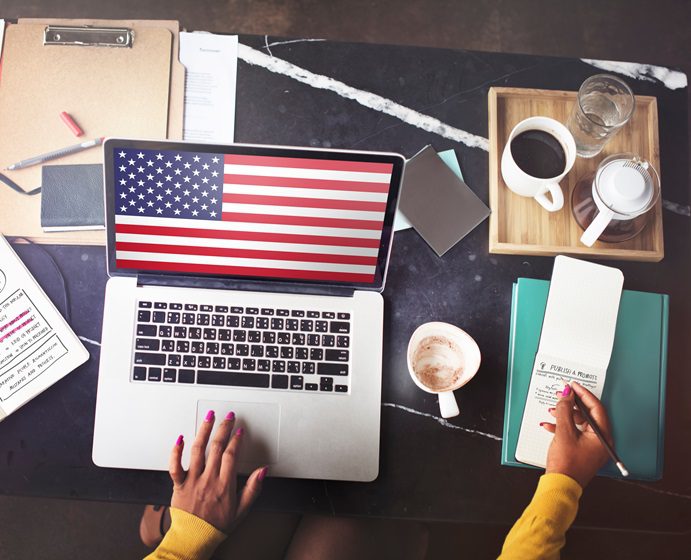 laptop z flagą USA, przybory biurowe