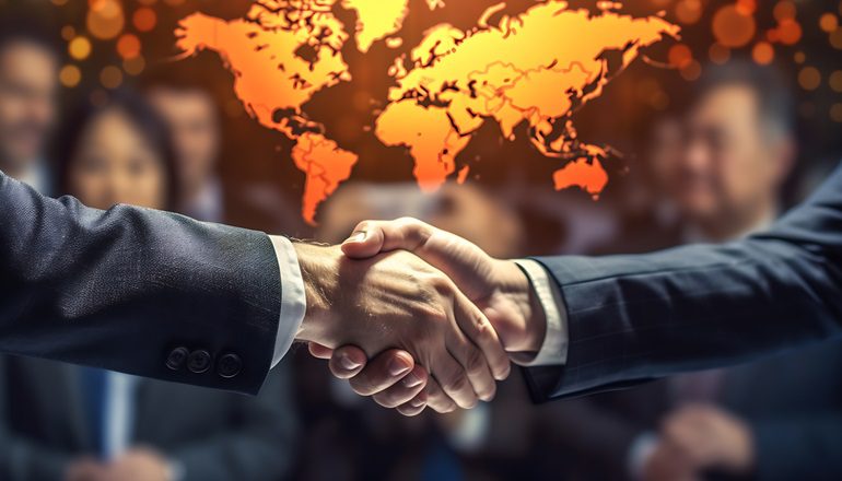 uscisk dloni biznesmenow na tle mapy swiata