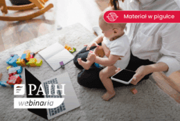 azjatyckie dziecko siedzące na kolanach osoby dorosłej i zabawki