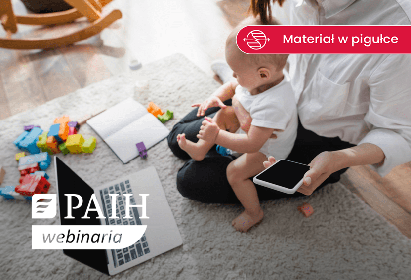 azjatyckie dziecko siedzące na kolanach osoby dorosłej i zabawki