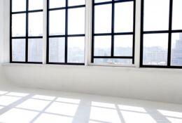 duze okna z widokiem na city