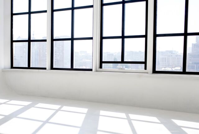 duze okna z widokiem na city