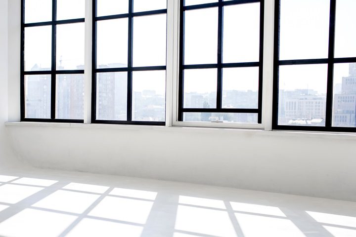 duze okna z widokiem na city