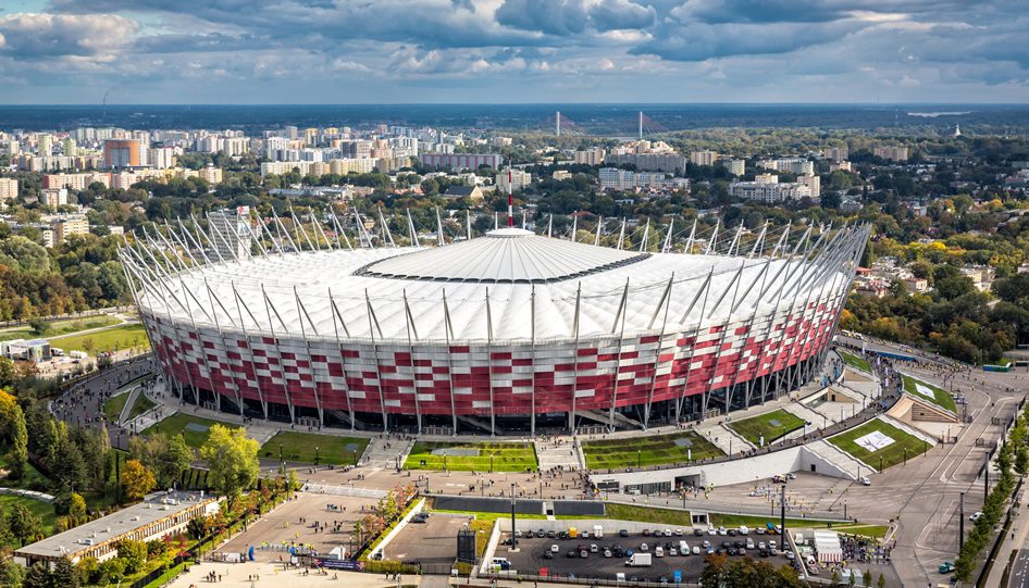 Stadion Narodowy z Warszawą w tle