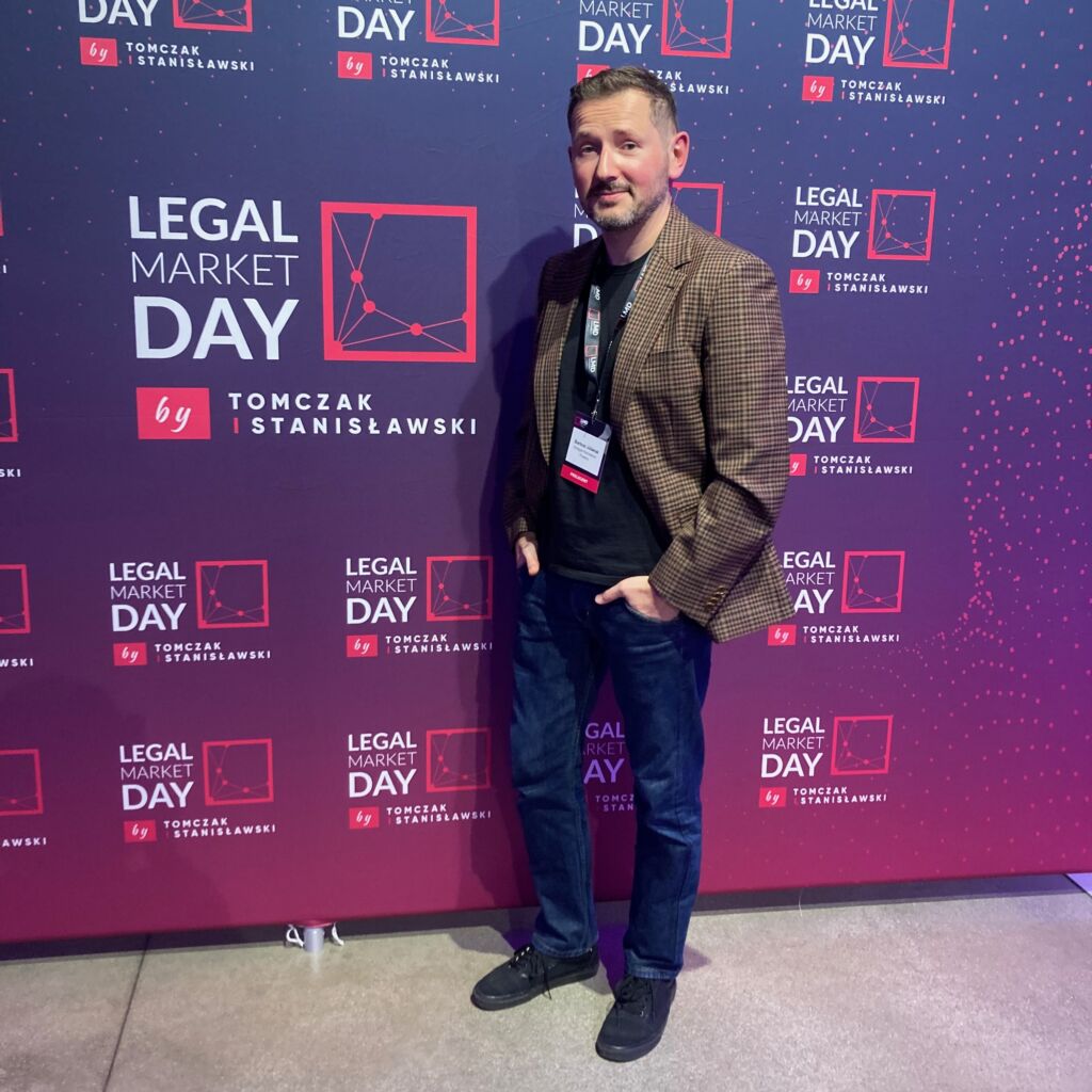 Bartosz Jóźwiak - partner managing our new-tech practice and international cooperation. Speaks English and Italian.