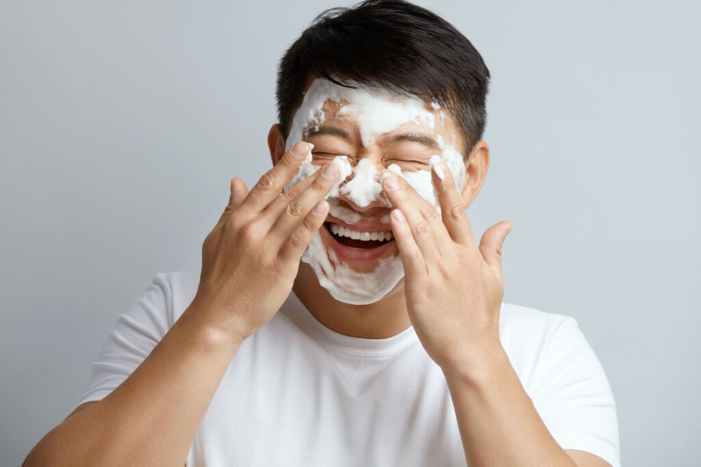 Azjata myje twarz pianką