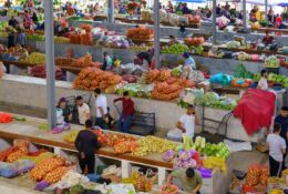 bazar warzyw i owoców w Uzbekistanie, rok 2023