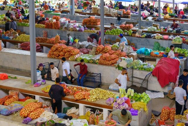 bazar warzyw i owoców w Uzbekistanie, rok 2023