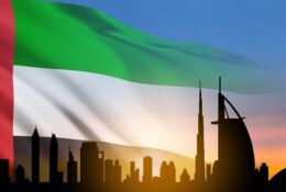 flaga ZEA na tle zachodzącego slonca