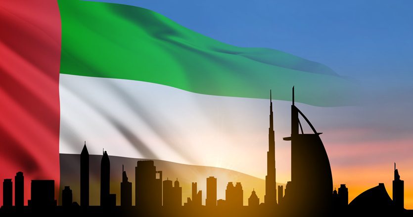 flaga ZEA na tle zachodzącego slonca